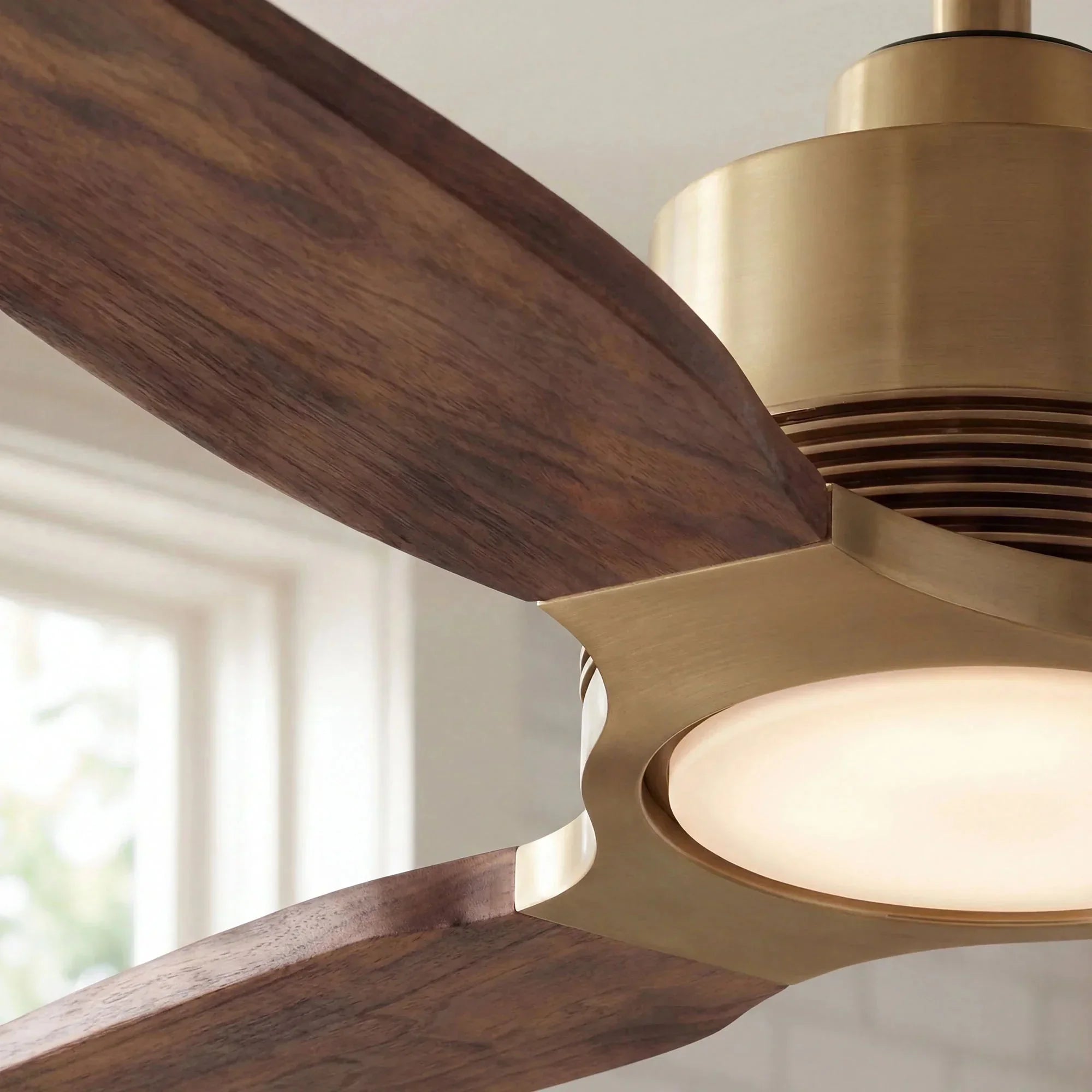 Ventilateur de plafond Louise en laiton doux Ø142 cm avec éclairage LED et pales en bois massif 100 %