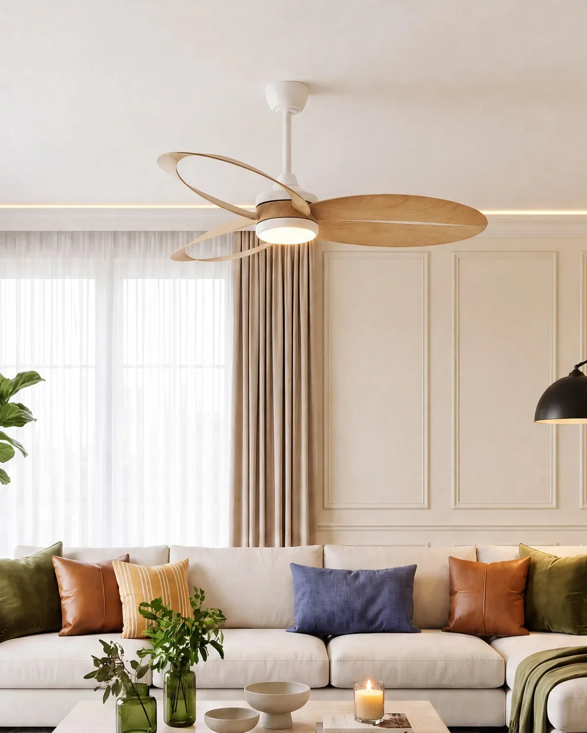 Ventilateur de plafond design avec pales en bois et luminaire intégré dans un salon moderne.