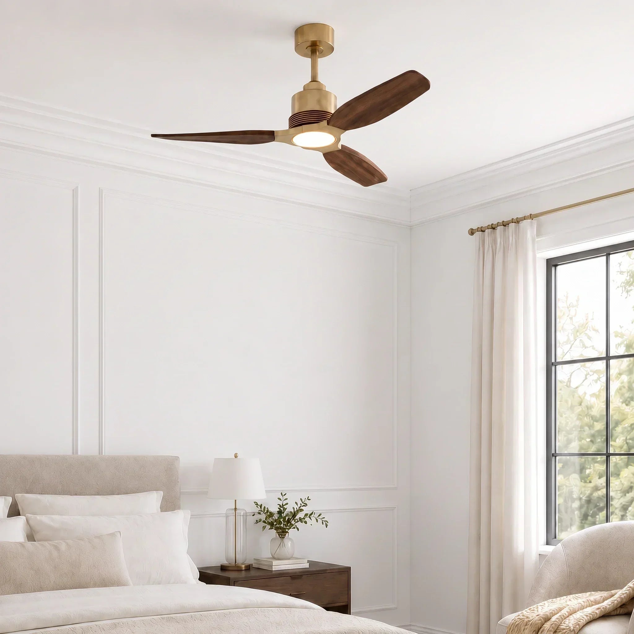 Ventilateur de plafond Louise en laiton doux Ø142 cm avec éclairage LED et pales en bois massif 100 %