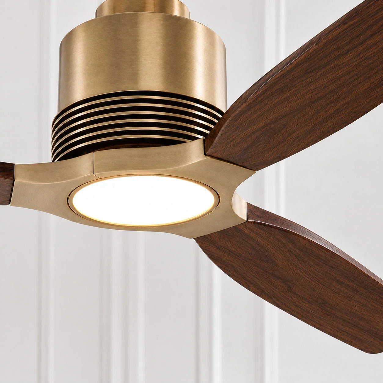 Ventilateur de plafond Louise en laiton doux Ø142 cm avec éclairage LED et pales en bois massif 100 %