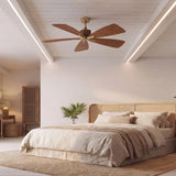 Ventilateur de plafond en bois avec lames design dans une chambre élégante