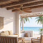 Ventilateur de plafond en bois avec pales tropicales dans un salon de plage