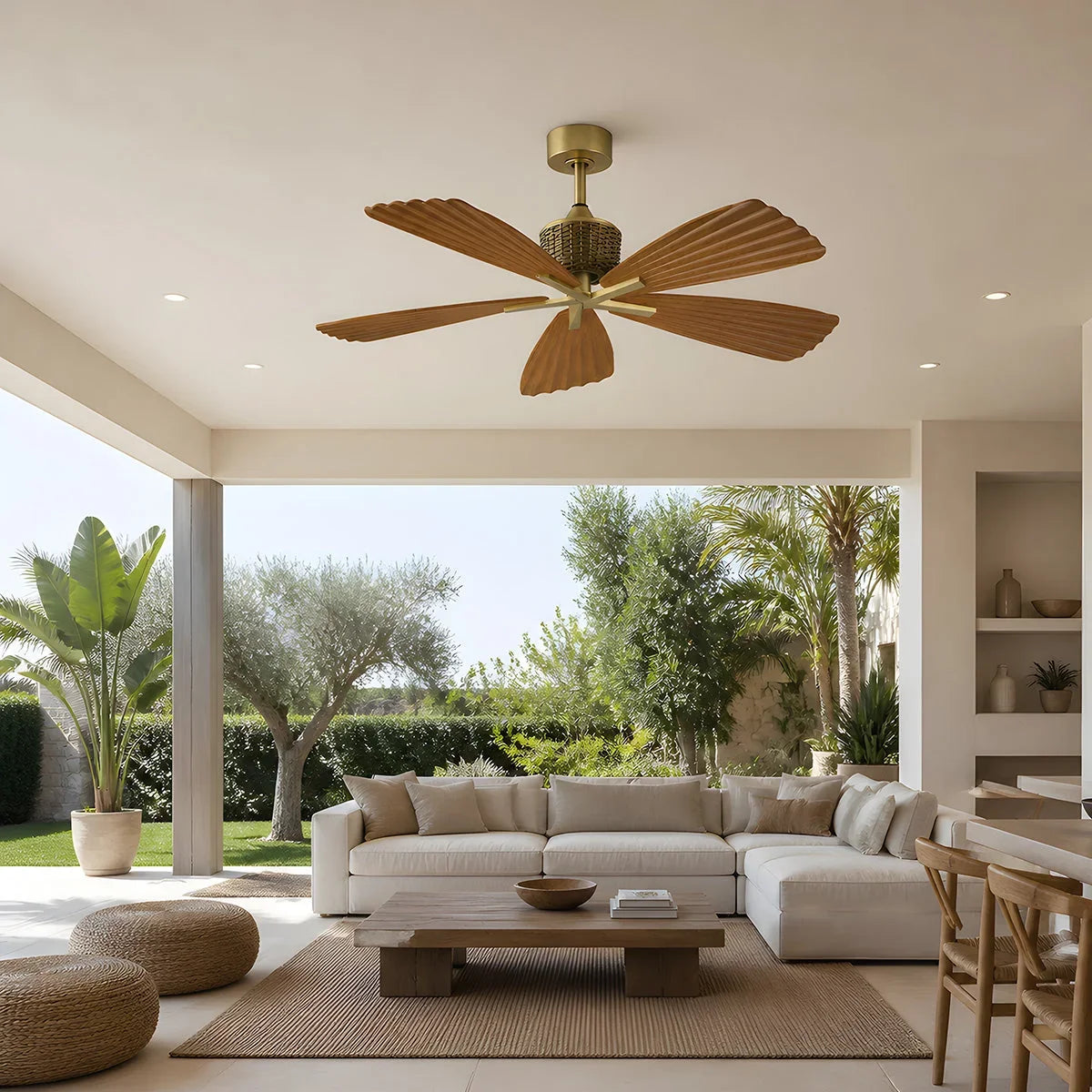 Ventilateur de plafond design en bois avec pales élégantes pour salon moderne