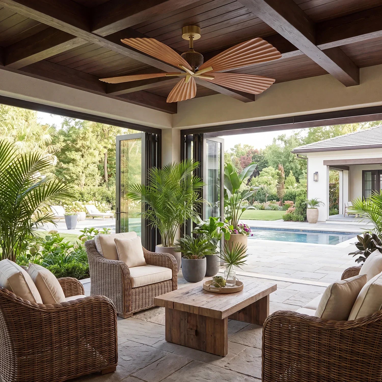 Ventilateur de plafond design en bois pour terrasse élégante avec vue sur piscine